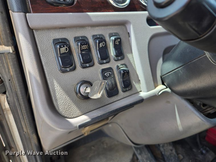 image for item EL2016 2012 Peterbilt 386 semi truck