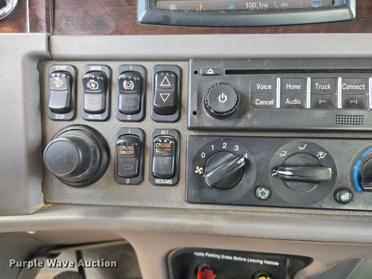 image for item EL2016 2012 Peterbilt 386 semi truck