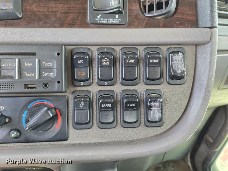 image for item EL2016 2012 Peterbilt 386 semi truck