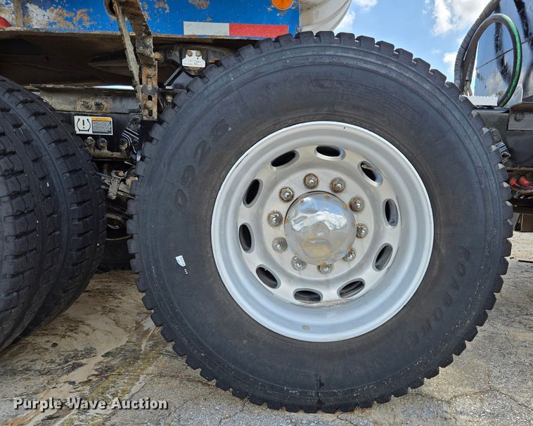 image for item EL2016 2012 Peterbilt 386 semi truck