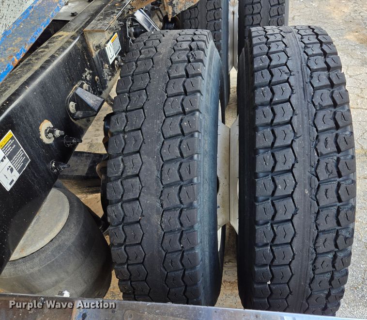 image for item EL2016 2012 Peterbilt 386 semi truck