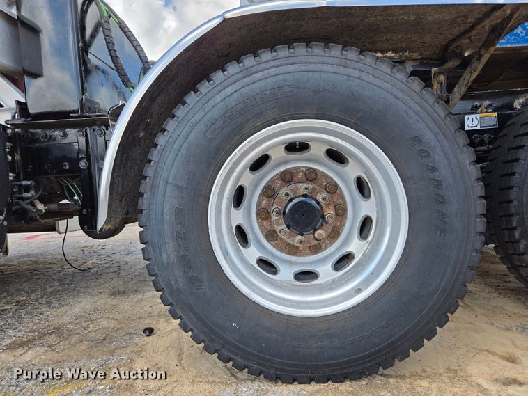 image for item EL2016 2012 Peterbilt 386 semi truck