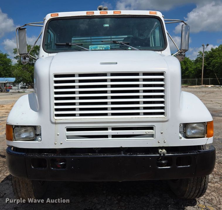 image for item EL2017 1995 International  8100 utility / service truck