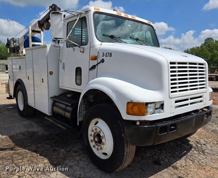 image for item EL2017 1995 International  8100 utility / service truck