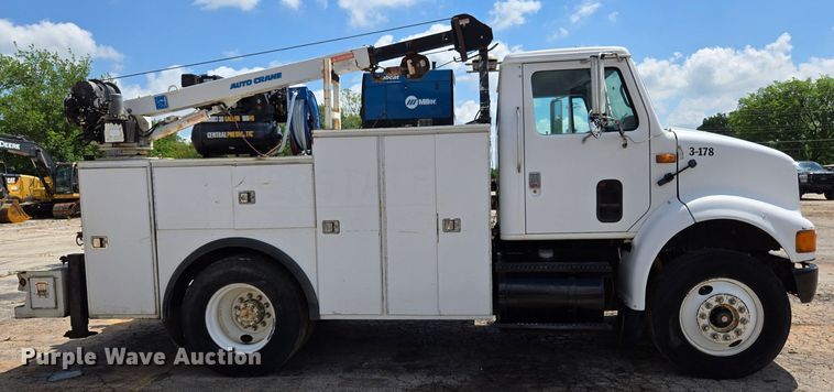 image for item EL2017 1995 International  8100 utility / service truck