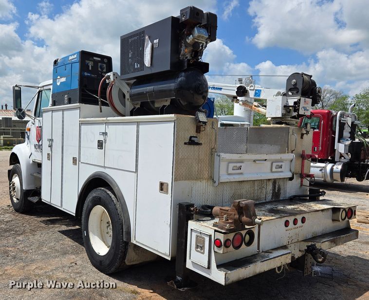 image for item EL2017 1995 International  8100 utility / service truck