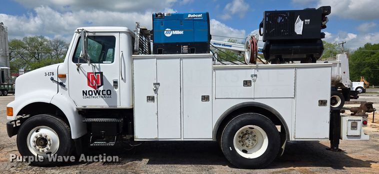 image for item EL2017 1995 International  8100 utility / service truck