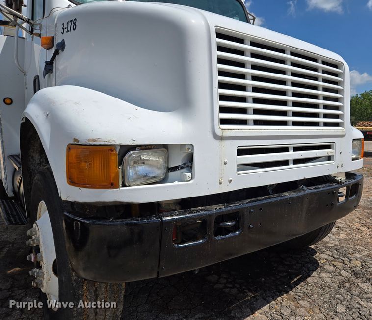 image for item EL2017 1995 International  8100 utility / service truck