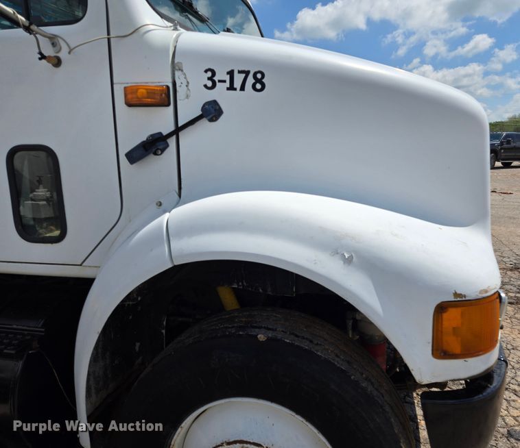 image for item EL2017 1995 International  8100 utility / service truck