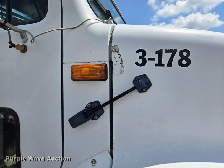 image for item EL2017 1995 International  8100 utility / service truck