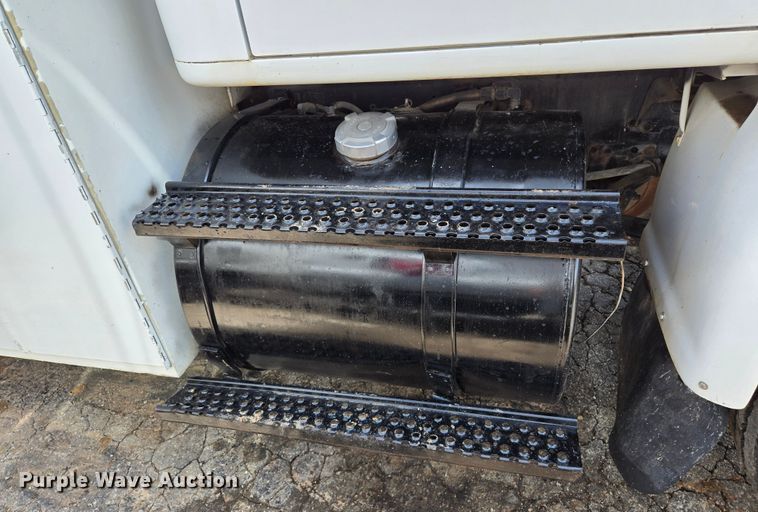 image for item EL2017 1995 International  8100 utility / service truck