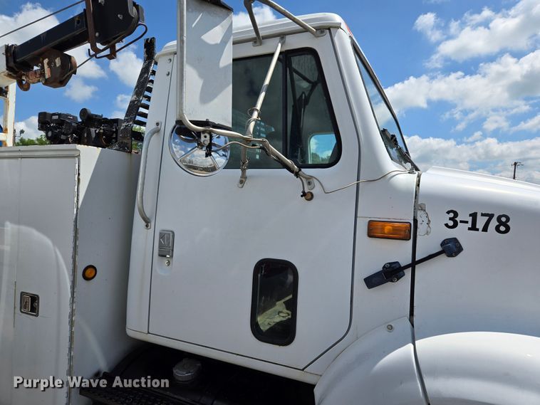 image for item EL2017 1995 International  8100 utility / service truck