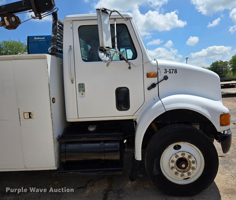 image for item EL2017 1995 International  8100 utility / service truck