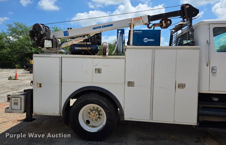 image for item EL2017 1995 International  8100 utility / service truck