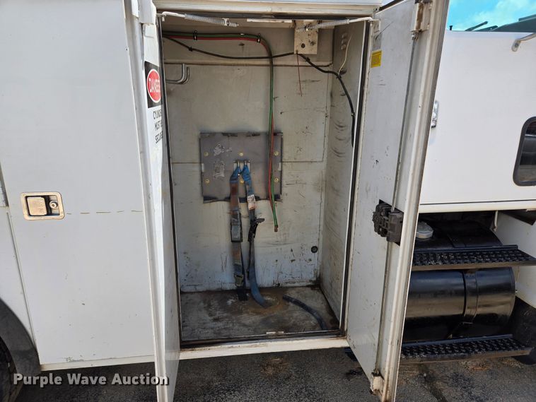 image for item EL2017 1995 International  8100 utility / service truck