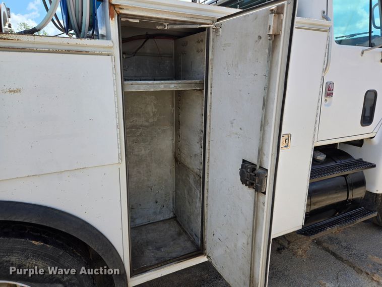 image for item EL2017 1995 International  8100 utility / service truck