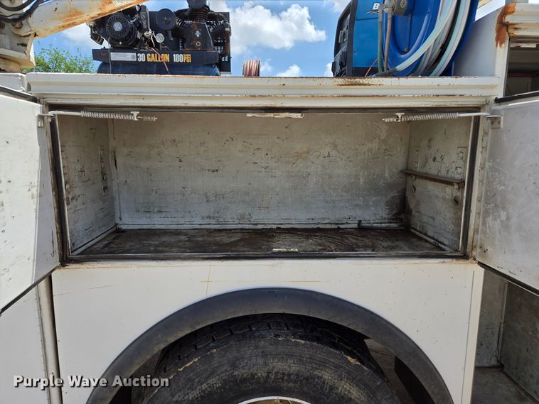 image for item EL2017 1995 International  8100 utility / service truck