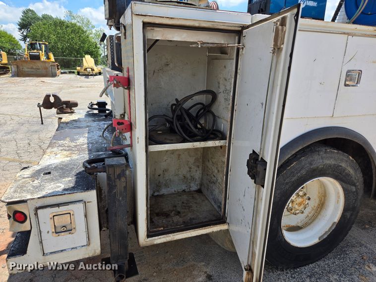 image for item EL2017 1995 International  8100 utility / service truck