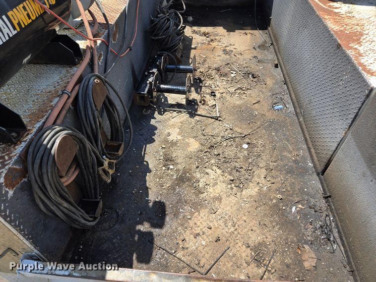 image for item EL2017 1995 International  8100 utility / service truck