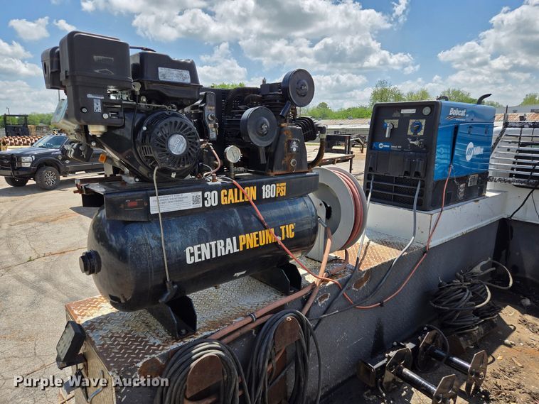 image for item EL2017 1995 International  8100 utility / service truck