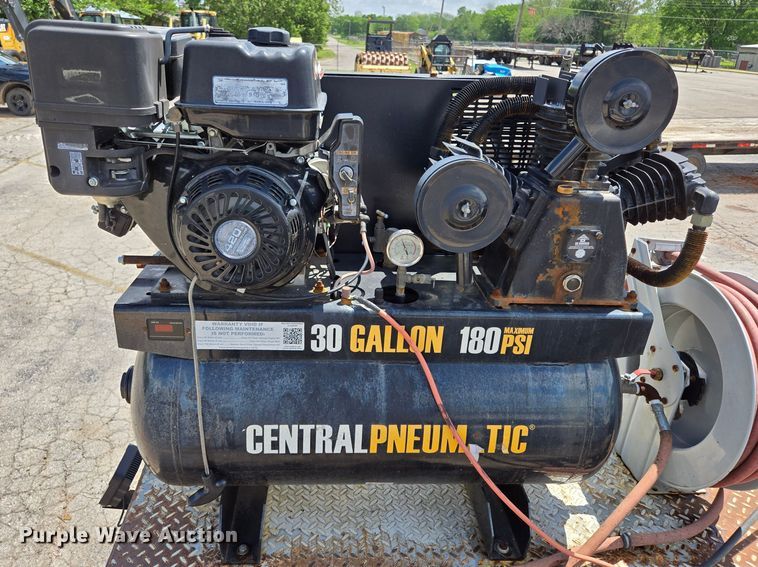 image for item EL2017 1995 International  8100 utility / service truck