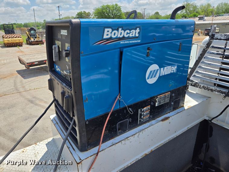 image for item EL2017 1995 International  8100 utility / service truck