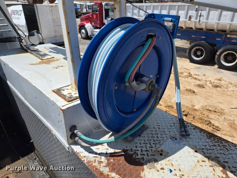 image for item EL2017 1995 International  8100 utility / service truck