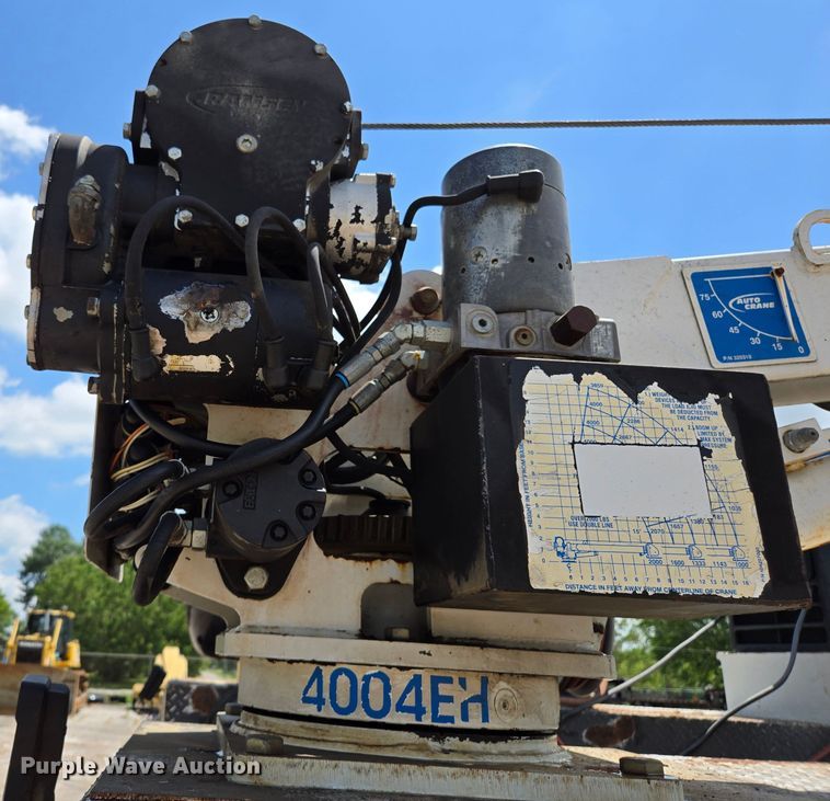 image for item EL2017 1995 International  8100 utility / service truck