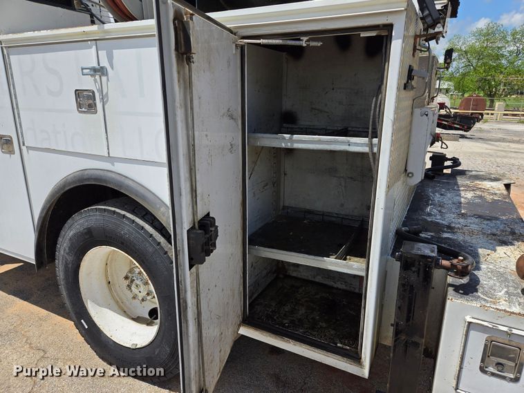 image for item EL2017 1995 International  8100 utility / service truck