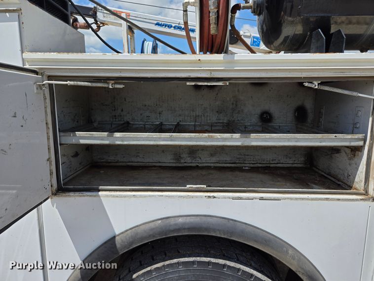 image for item EL2017 1995 International  8100 utility / service truck