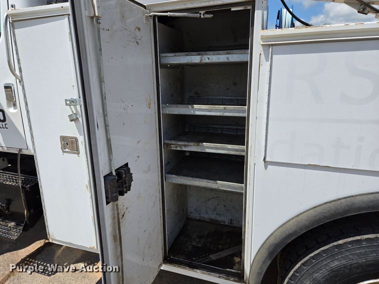 image for item EL2017 1995 International  8100 utility / service truck