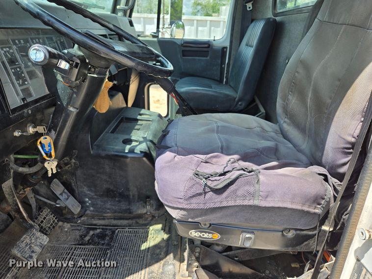 image for item EL2017 1995 International  8100 utility / service truck