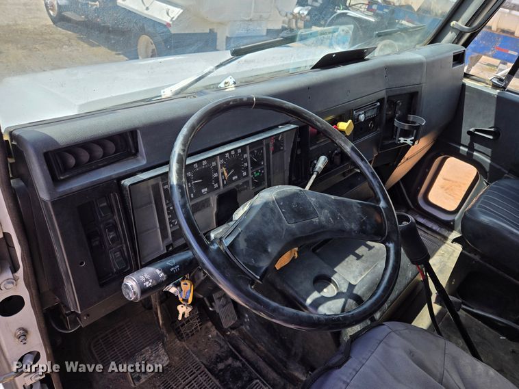 image for item EL2017 1995 International  8100 utility / service truck