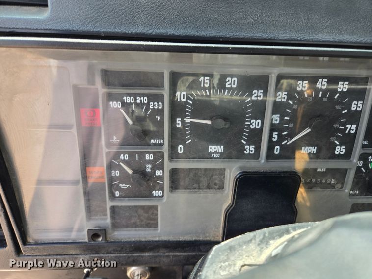 image for item EL2017 1995 International  8100 utility / service truck