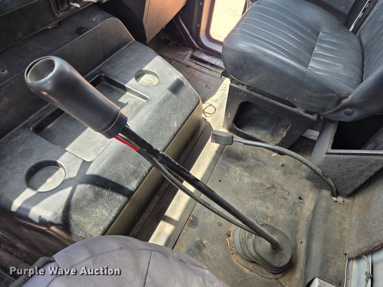 image for item EL2017 1995 International  8100 utility / service truck