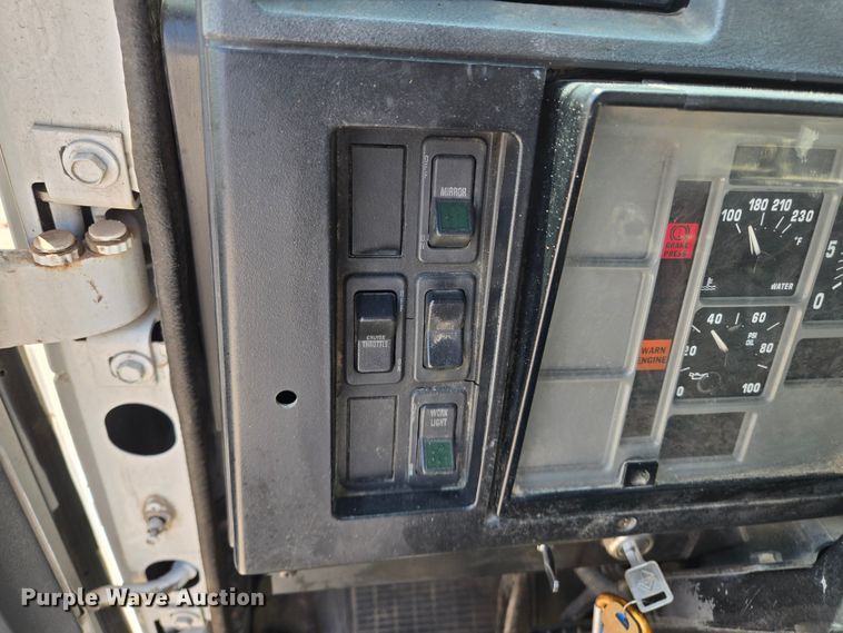 image for item EL2017 1995 International  8100 utility / service truck