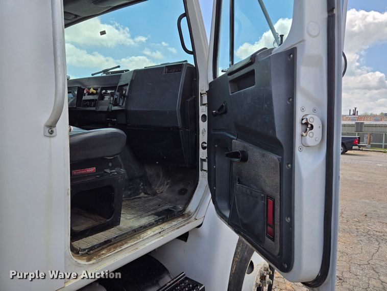 image for item EL2017 1995 International  8100 utility / service truck