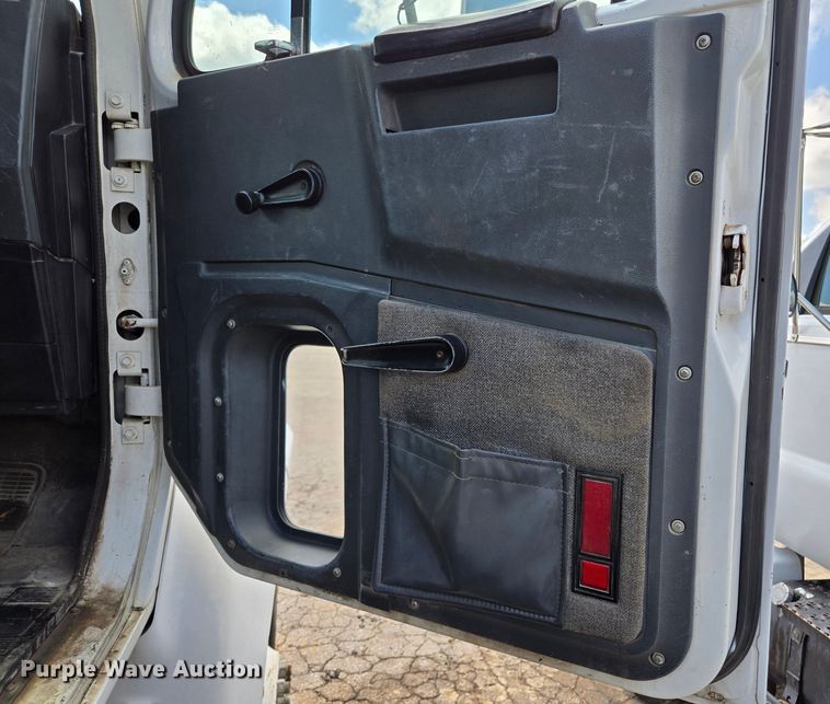 image for item EL2017 1995 International  8100 utility / service truck