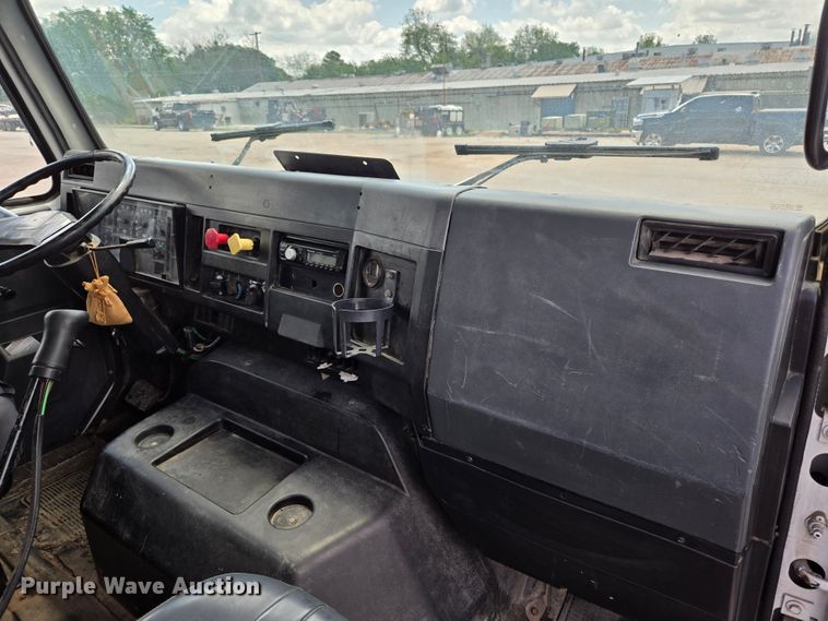 image for item EL2017 1995 International  8100 utility / service truck