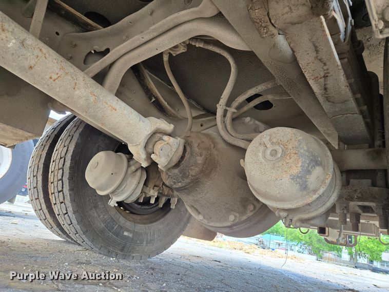 image for item EL2017 1995 International  8100 utility / service truck