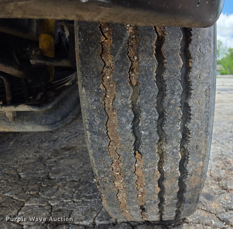 image for item EL2017 1995 International  8100 utility / service truck