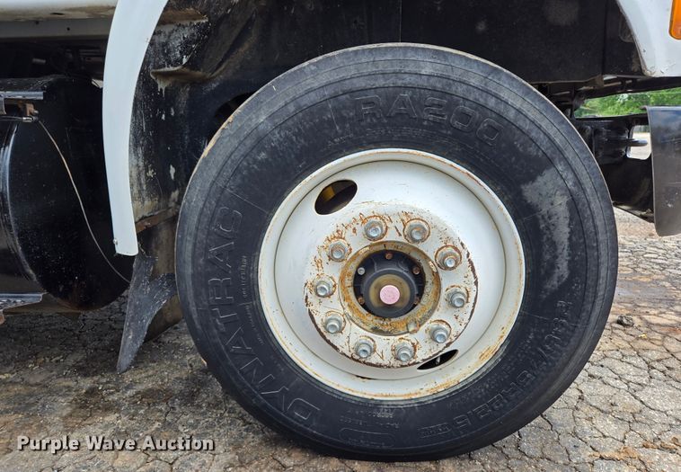 image for item EL2017 1995 International  8100 utility / service truck