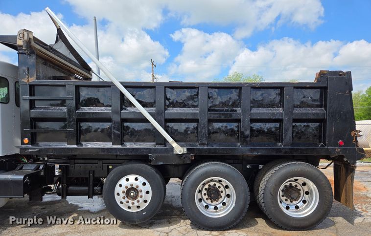 image for item EL2018 2011 Kenworth T440 dump truck