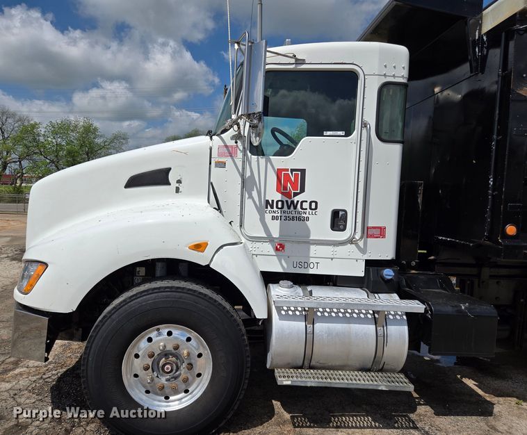 image for item EL2018 2011 Kenworth T440 dump truck