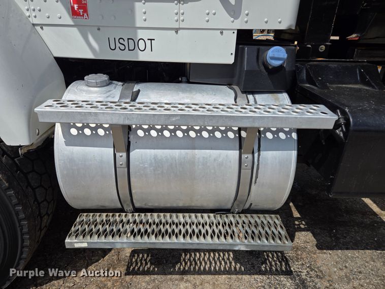 image for item EL2018 2011 Kenworth T440 dump truck