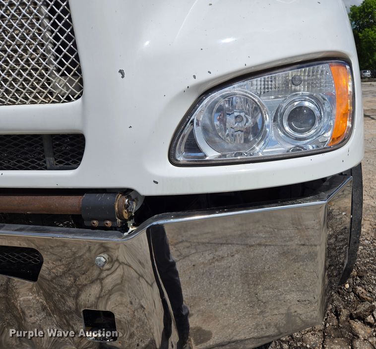 image for item EL2018 2011 Kenworth T440 dump truck