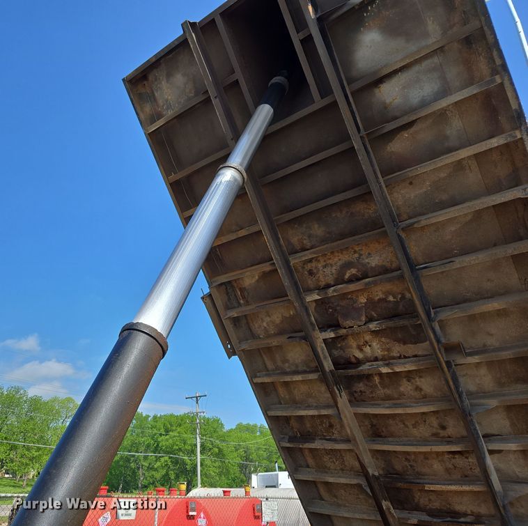 image for item EL2018 2011 Kenworth T440 dump truck