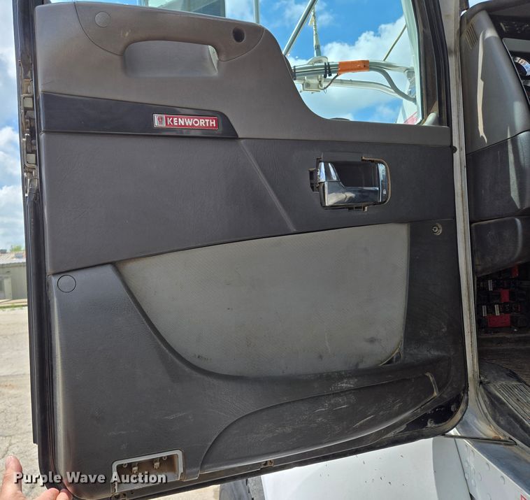 image for item EL2018 2011 Kenworth T440 dump truck