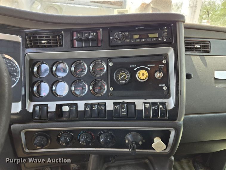 image for item EL2018 2011 Kenworth T440 dump truck