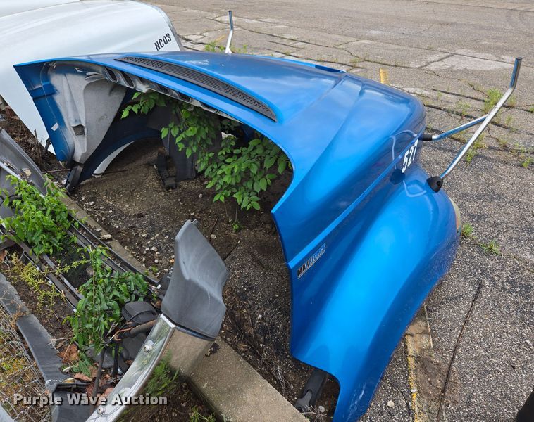 image for item EL2026 International semi truck hood